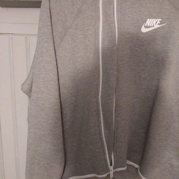 Nike jacket - Picture 2 of 5